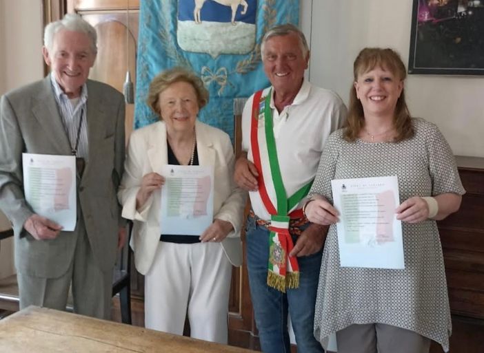 Nick, Jennifer, Sarah-Jane Hall-Withe insieme al sindaco Bondetti Nick, Jennifer, Sarah-Jane Hall-Withe insieme al sindaco Bondetti