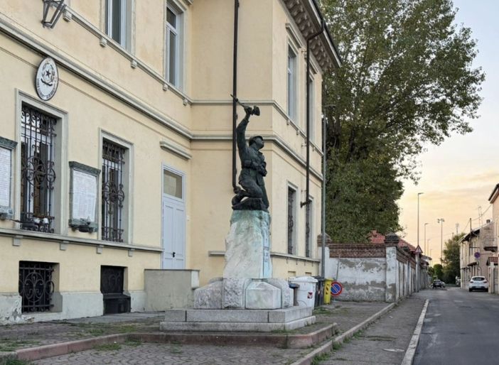 L'esterno della scuola elementare De Amicis