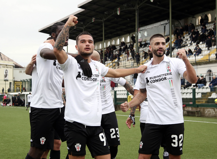 Della Morte attorniato dai compagni dopo il gol (F. LUSSOSO) Della Morte attorniato dai compagni dopo il gol (F. LUSSOSO)