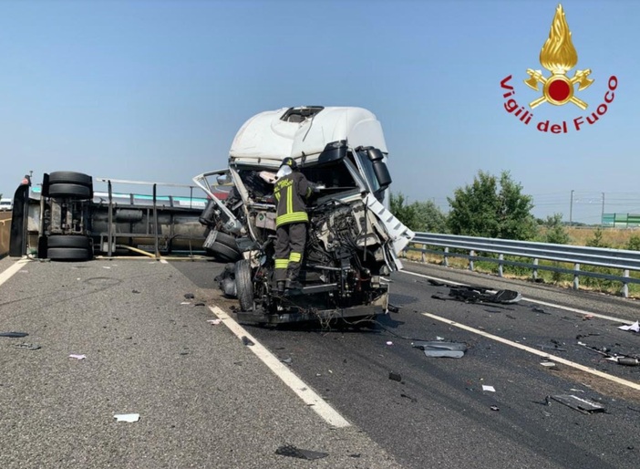 Tamponamento tra mezzi pesanti: autostrada chiusa - FOTO