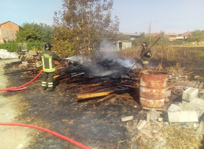 Muore cercando di spegnere un incendio di sterpaglie