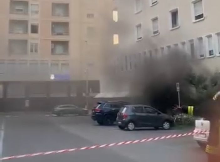 Vigili del fuoco al lavoro in piazza Risorgimento Vigili del fuoco al lavoro in piazza Risorgimento