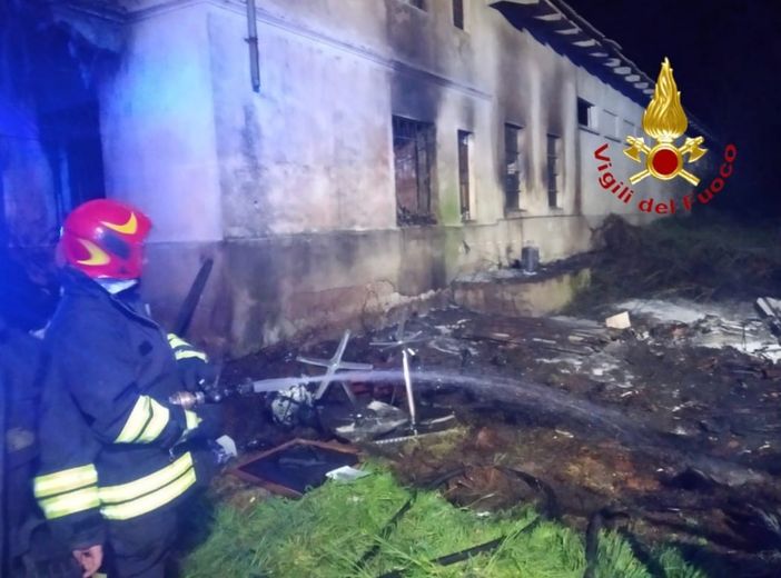 Sterpaglie in fiamme: l'incendio rischia di coinvolgere anche uno stabile
