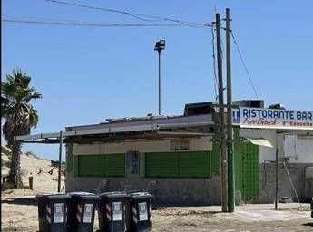 Ai Cancelli di Ostia chioschi e bagni ancora chiusi e zero bagnini Ai Cancelli di Ostia chioschi e bagni ancora chiusi e zero bagnini