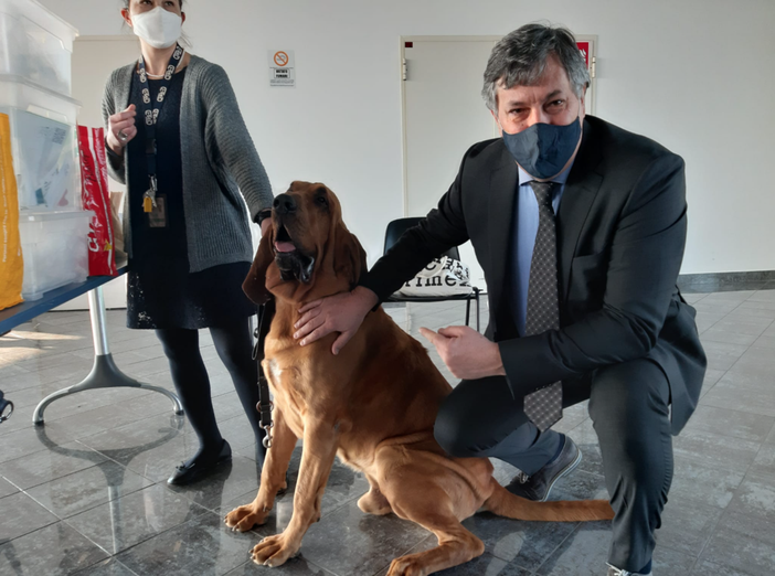 Cuneo, canti anti Covid in aeroporto