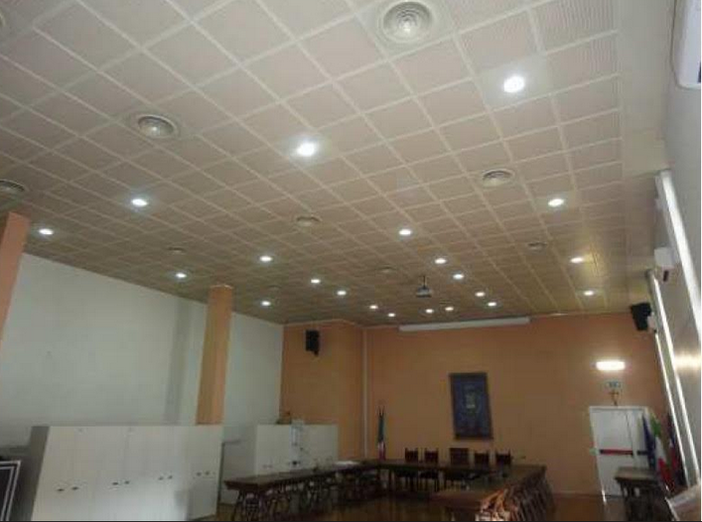 Nuova illuminazione (più efficiente ed economica) negli edifici comunali Nuova illuminazione (più efficiente ed economica) negli edifici comunali