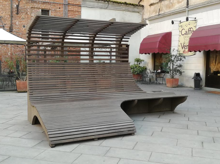 Elegante, strana, mai vista una panchina così - Le foto