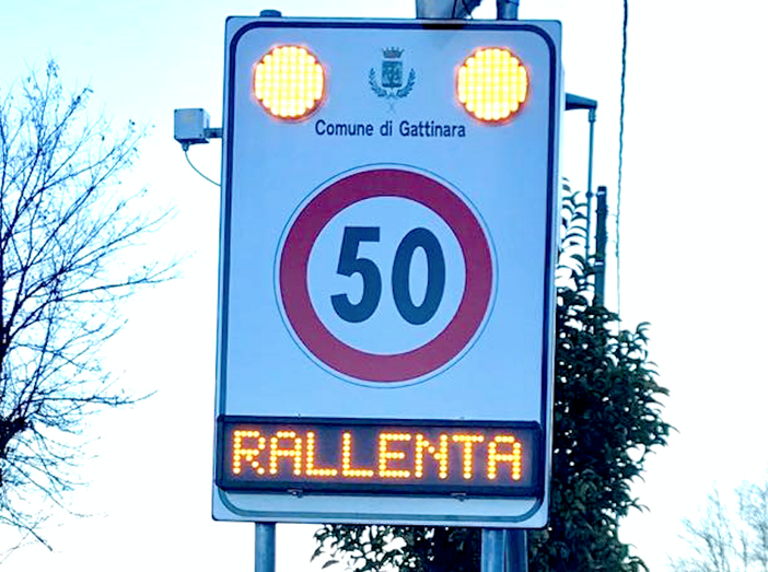 Dissuasori e cartelli luminosi: così Gattinara migliora la sicurezza stradale