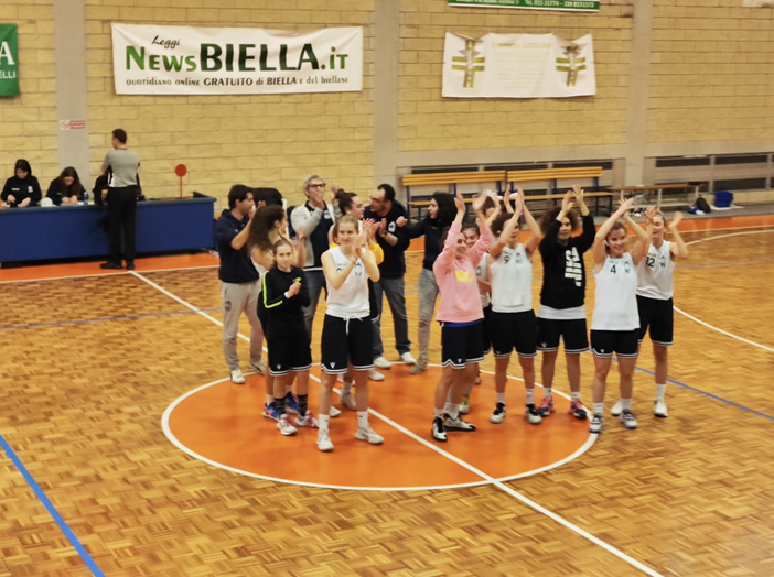 Il salute delle ragazze di Bendazzi al pubblico vercellese, sabato a Biella