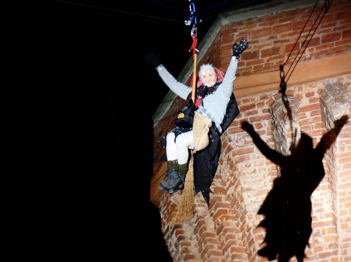 Scende la Befana dalla Torre dell'Angelo Scende la Befana dalla Torre dell'Angelo
