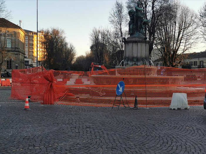 Piazza Roma, via i "funghetti" e nuove aiuole ad accogliere chi arriva in città