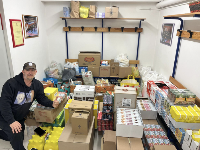 Carlo Olmo con i prodotti destinato agli abitanti di Vado Carlo Olmo con i prodotti destinato agli abitanti di Vado