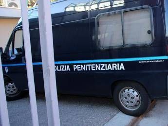 Rivolta nel carcere di Rieti, sala ricreativa in fiamme: 6 agenti penitenziari in ospedale Rivolta nel carcere di Rieti, sala ricreativa in fiamme: 6 agenti penitenziari in ospedale