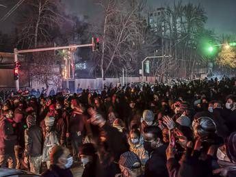 Iran, funzionario del regime in video: "Uccidere manifestanti per purificare il Paese"