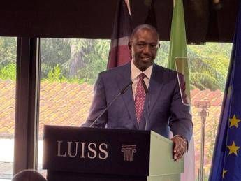Clima, Ruto: "Shock climatici riducono Pil tra 3 e 5% ma Africa può guidare transizione energetica" Clima, Ruto: "Shock climatici riducono Pil tra 3 e 5% ma Africa può guidare transizione energetica"