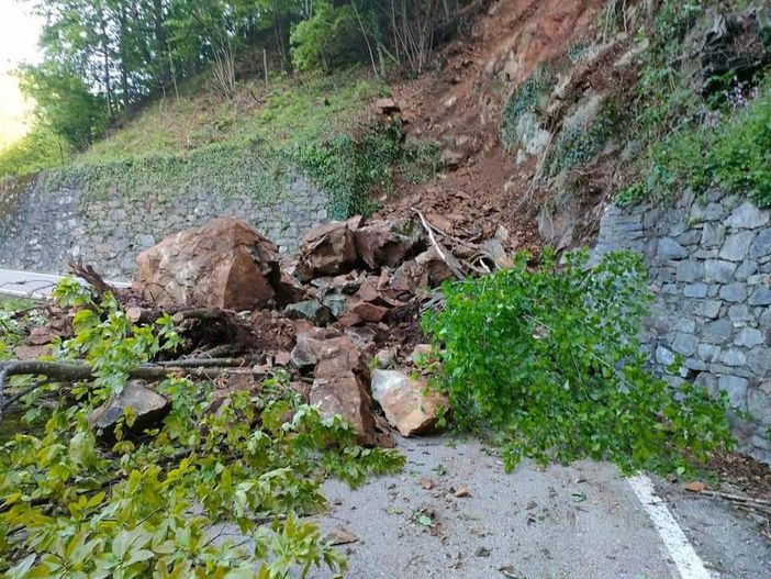 Frana sulla provinciale. Isolata Rossa