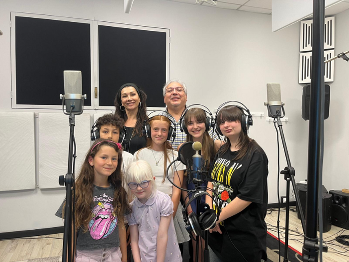 Dalla Vallotti allo studio di registrazione: due giovanissime cantano nel disco di Luisa Corna Dalla Vallotti allo studio di registrazione: due giovanissime cantano nel disco di Luisa Corna