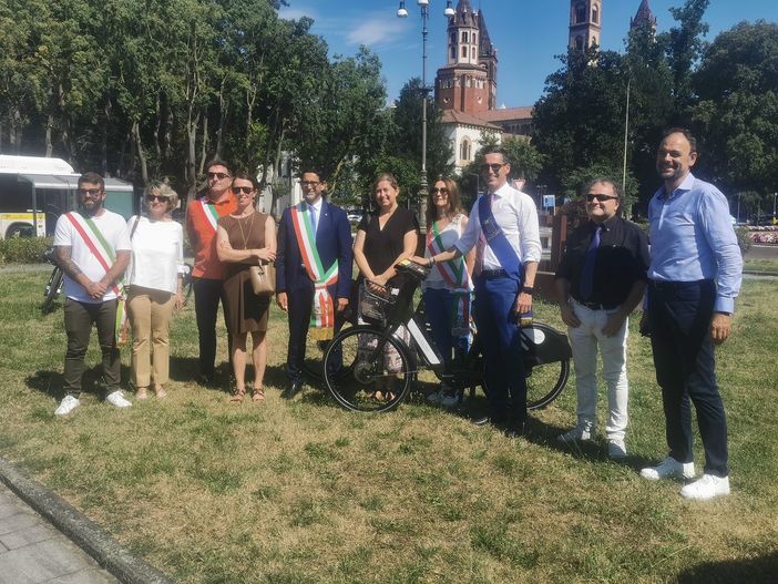 Una flotta di 150 e-bike per muoversi in città e in cinque centri del vercellese