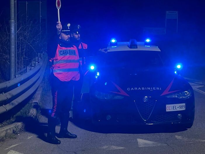 Alla vista dei Carabinieri, lanciano la droga dal finestrino
