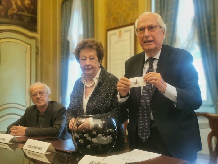 Il maestro Borgognovo, Maria Arsieni Robbone e il sindaco Scheda sorteggiano l'ordine di esecuzione Il maestro Borgognovo, Maria Arsieni Robbone e il sindaco Scheda sorteggiano l'ordine di esecuzione