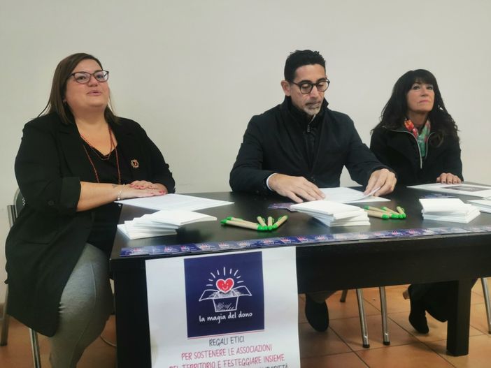 "La magia del dono": 30 associazioni in piazza Cavour per il mercatino della solidarietà