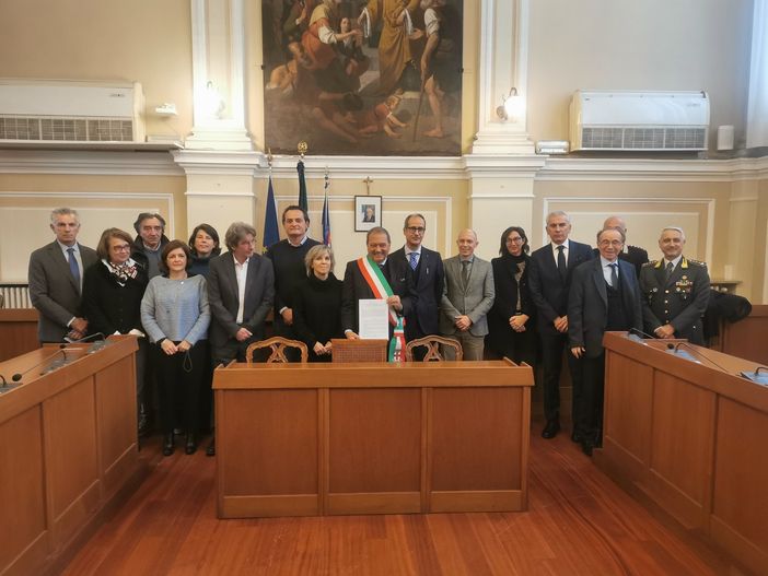 I rappresentanti di enti, istituzioni e forze dell'ordine che hanno sottoscritto il documento I rappresentanti di enti, istituzioni e forze dell'ordine che hanno sottoscritto il documento