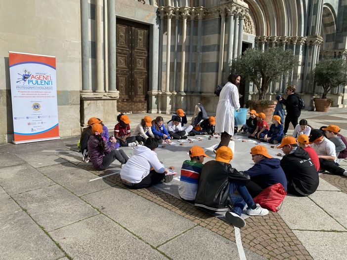Agenti pulenti: i bambini della Regina Pacis "custodi" dei monumenti Agenti pulenti: i bambini della Regina Pacis "custodi" dei monumenti