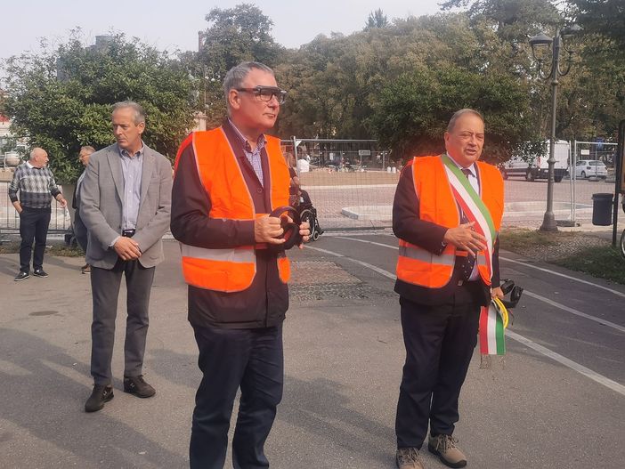 Via il catrame da viale Garibaldi, parte il cantiere che trasformerà la «passeggiata» dei vercellesi - FOTO E VIDEO Via il catrame da viale Garibaldi, parte il cantiere che trasformerà la «passeggiata» dei vercellesi - FOTO E VIDEO