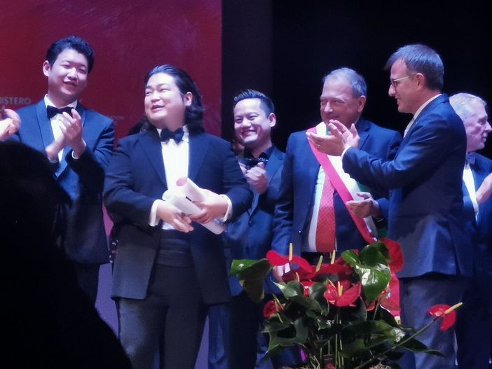 La premiazione del tenore coreano Jihoon Son, primo classificato La premiazione del tenore coreano Jihoon Son, primo classificato