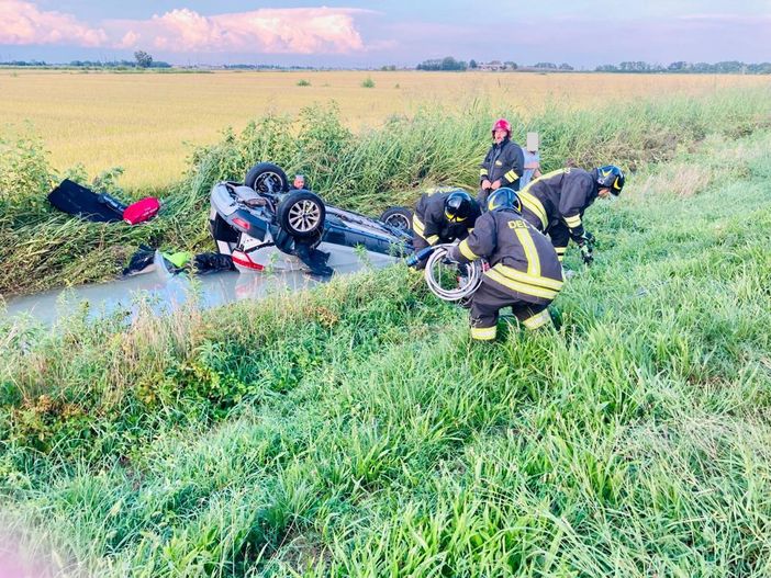 Auto ribaltata in un fosso: gli occupanti estratti dai Vigili del Fuoco - video