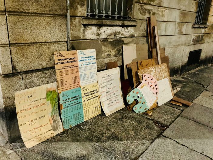 Manifesti e vecchi cartelloni: abbandoni "artistici" nelle vie del centro Manifesti e vecchi cartelloni: abbandoni "artistici" nelle vie del centro