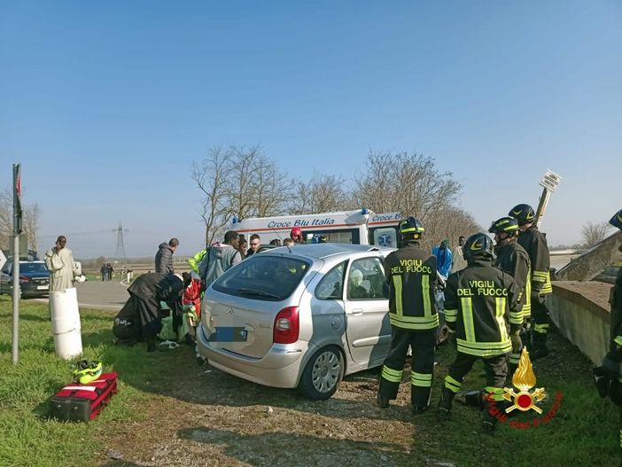 Auto contro la spalletta del ponte del Canale Cavour: cinque feriti intrappolati tra le lamiere - FOTO Auto contro la spalletta del ponte del Canale Cavour: cinque feriti intrappolati tra le lamiere - FOTO