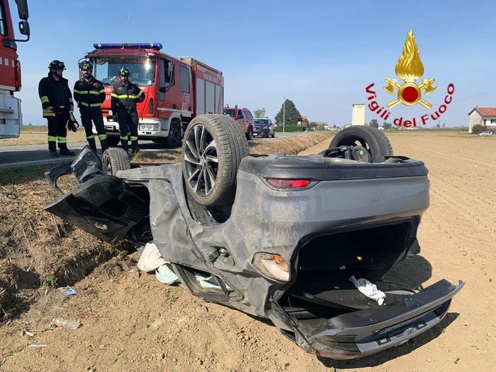 Carambola tra auto: una donna in ospedale