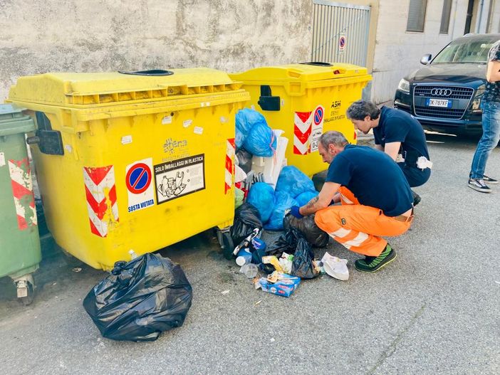 Rifiuti abbandonati in via Guicciardini. Individuato il trasgressore - VIDEO Rifiuti abbandonati in via Guicciardini. Individuato il trasgressore - VIDEO