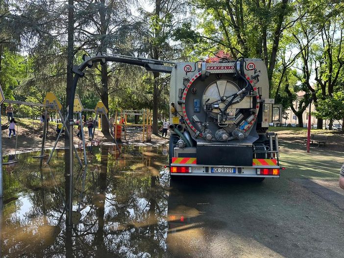 Parco Camana, dopo i temporali mezzo idrovoro al lavoro