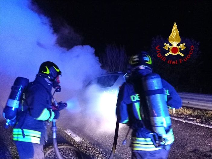 Auto in fiamme tra Santhià e Carisio Auto in fiamme tra Santhià e Carisio