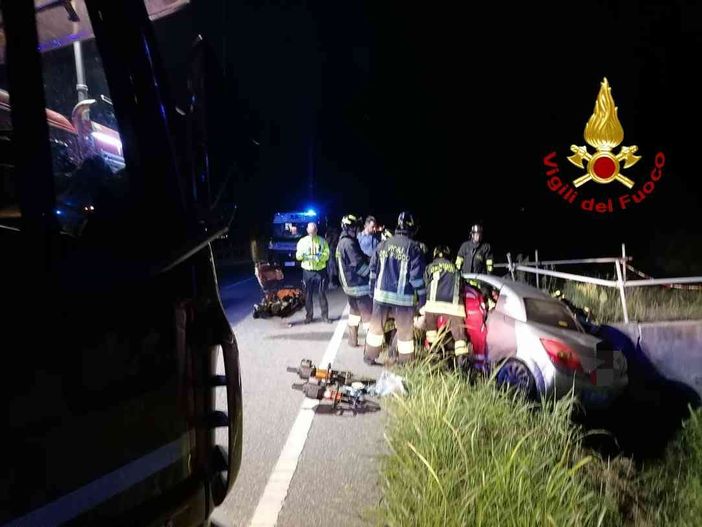 Auto fuori strada, il passeggero resta incastrato tra le lamiere Auto fuori strada, il passeggero resta incastrato tra le lamiere