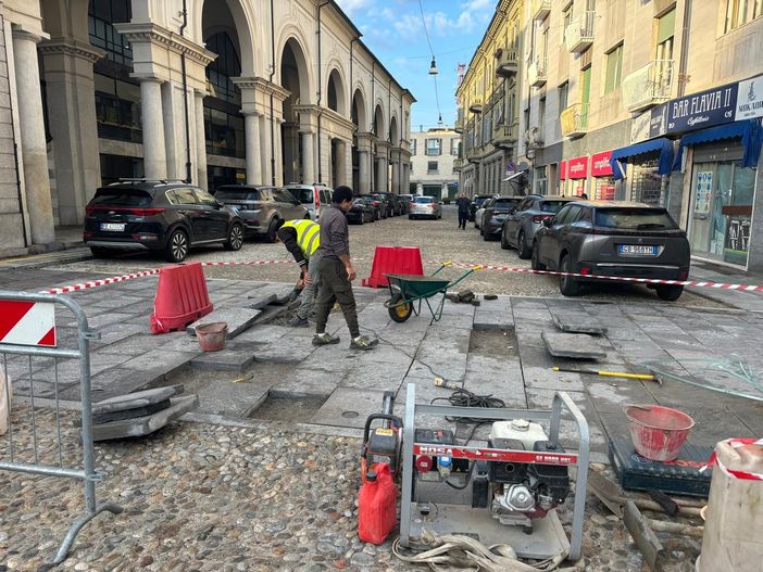Piazza del Municipio: sostituiti i lastroni spaccati e rumorosi Piazza del Municipio: sostituiti i lastroni spaccati e rumorosi