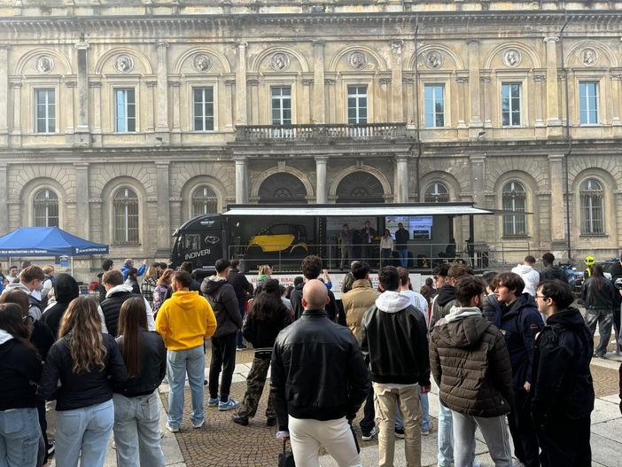 A testa in giù nella Smart capottata: studenti a lezione di sicurezza stradale A testa in giù nella Smart capottata: studenti a lezione di sicurezza stradale