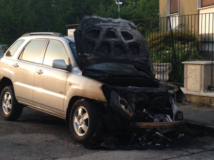 Due auto date alle fiamme