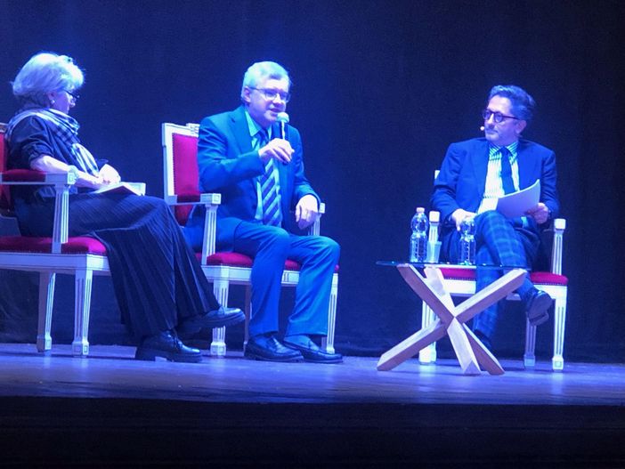 Alessandro barbero sul palco con l'assessore Gianna Baucero e il direttore Disum Michele Mastroianni