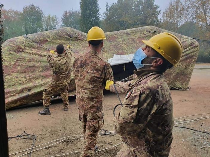 I militari delle Voloire al lavoro per l'allestimento della tenda I militari delle Voloire al lavoro per l'allestimento della tenda