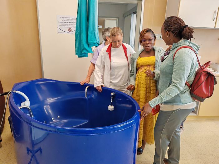 Le ostetriche Ines Sininì e Afo Traoré con la pediatra Elena Uga, la caposala dell’ostetricia Annalisa Curatoli, Marta Maggio ostetrica consulente in allattamento e Valérie Pinot del Comitato gemellaggi in una delle sale parto.