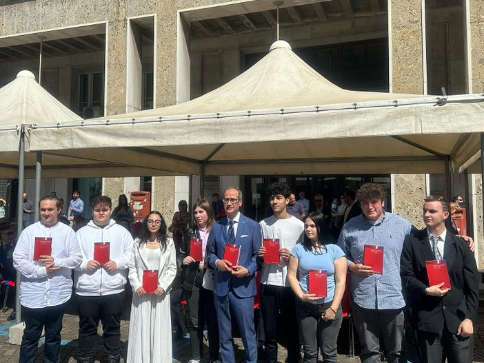 Festa della Repubblica, consegnate le onorificenze e la Costituzione ai neo 18enni