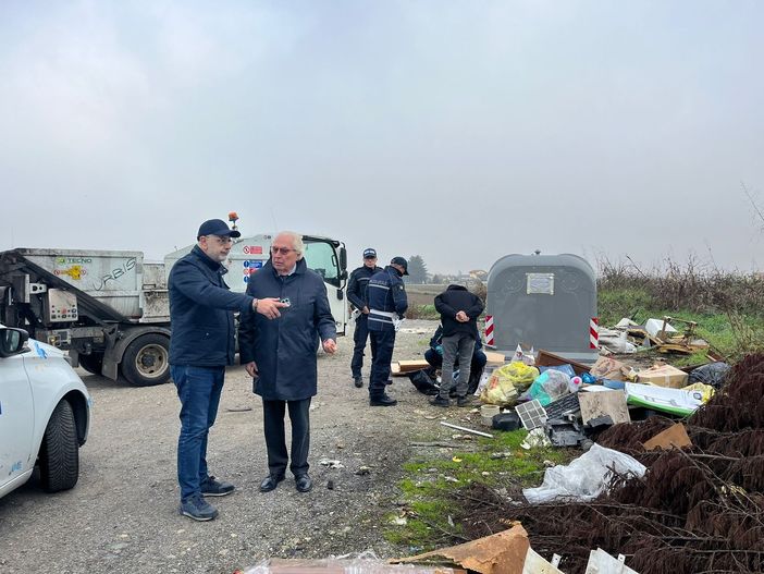 Corso Novara, altri rifiuti abbandonati Corso Novara, altri rifiuti abbandonati