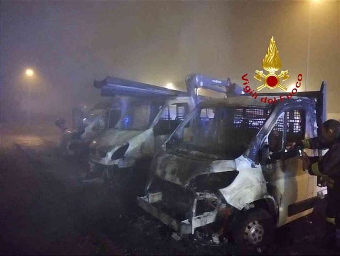 Tre furgoni e uno scooter in fiamme: incendio in via Bezzecca Tre furgoni e uno scooter in fiamme: incendio in via Bezzecca