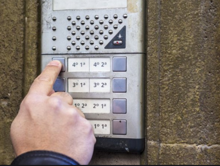 Festa in casa (con schiamazzi): 14 multe per violazione delle norme anti Covid