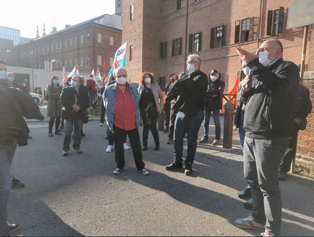 La manifestazione davanti al tribunale di Vercelli