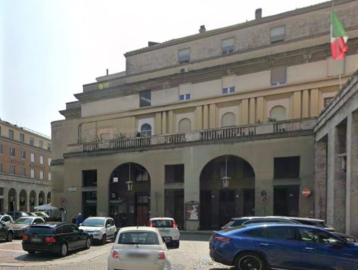 La facciata di piazza Zumaglini del palazzo ex cinema Viotti La facciata di piazza Zumaglini del palazzo ex cinema Viotti