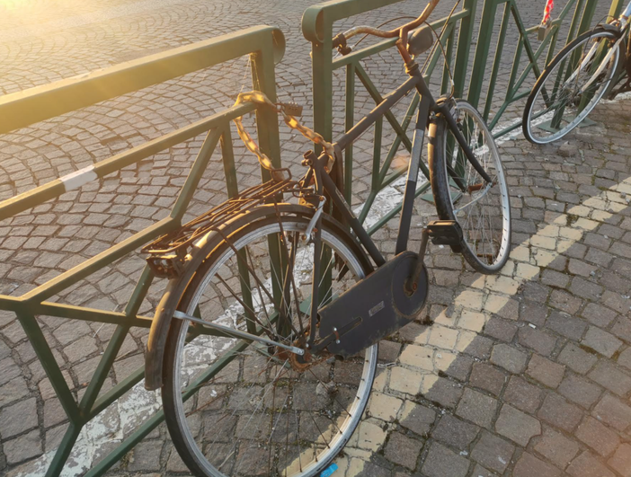 "Incatenate" ma senza sella: il Comune farà rimuovere le bici abbandonate
